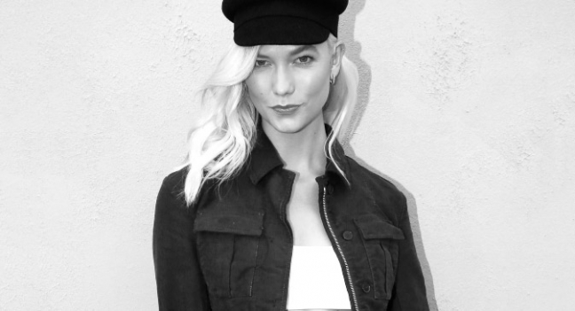 Карли Клосс рекламирует свою школу программистов в образе усатого мужчины