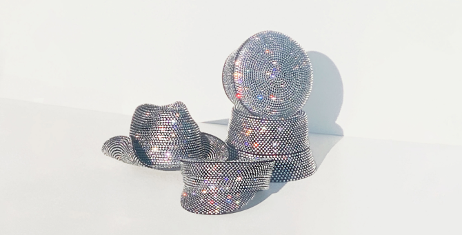 Ruslan Baginskiy представил новогоднюю коллекцию аксессуаров с кристаллами