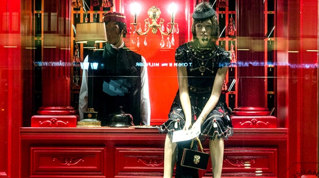 Аристократическая сказка в новогодних витринах ЦУМа и ДЛТ