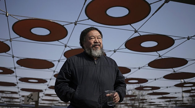 Ай Вэйвэй сфотографировался в роли погибшего сирийского мальчика