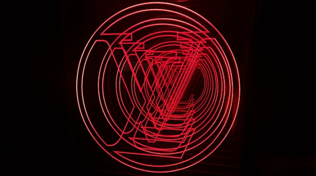 Louis Vuitton посвятил своим витринам книгу