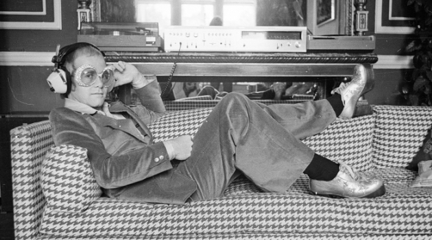 Элтон Джон сыграл на фортепиано прямо на одном из лондонских вокзалов