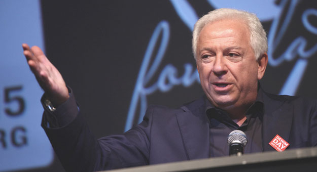 Основатель Guess покинул пост главы бренда из-за обвинений в домогательствах