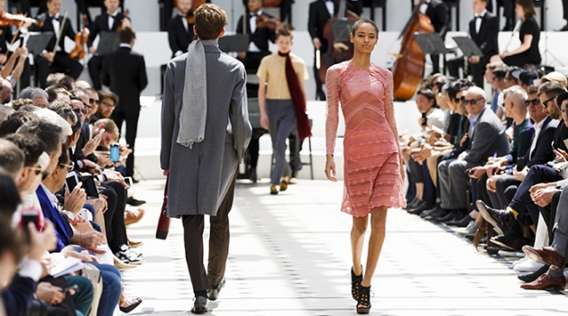 Burberry объединяет мужские и женские показы и отказывается от сезонности