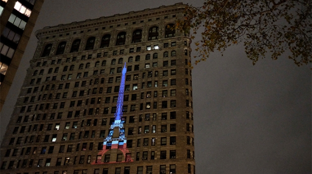 Проекция Эйфелевой башни на Флэтайрон-билдинг в Нью-Йорке