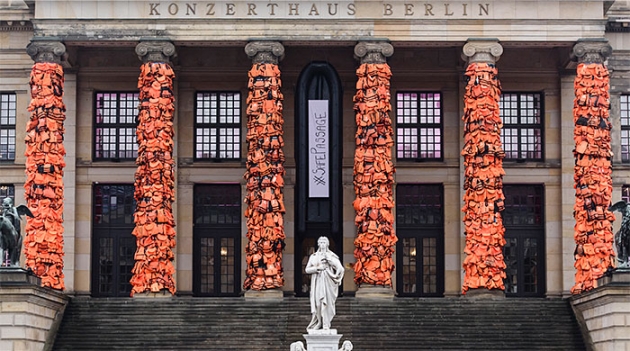 Ай Вэйвэй разместил на колоннах Берлинского концертного зала 14 тысяч спасательных жилетов