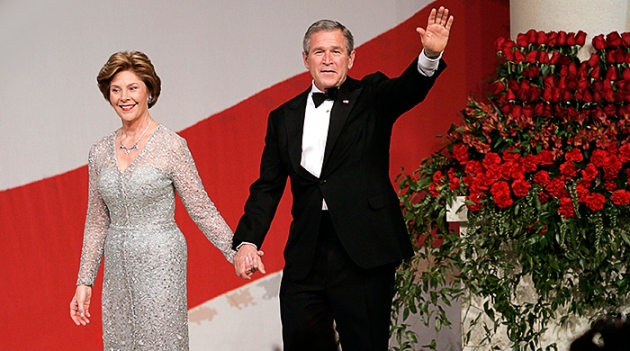 Джордж Буш проведет выставку-ретроспективу Оскара де ла Ренты