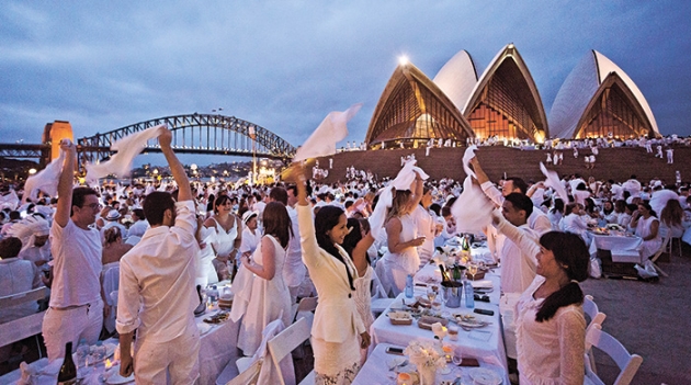 Тысячи гостей в белом у Sydney Opera House
