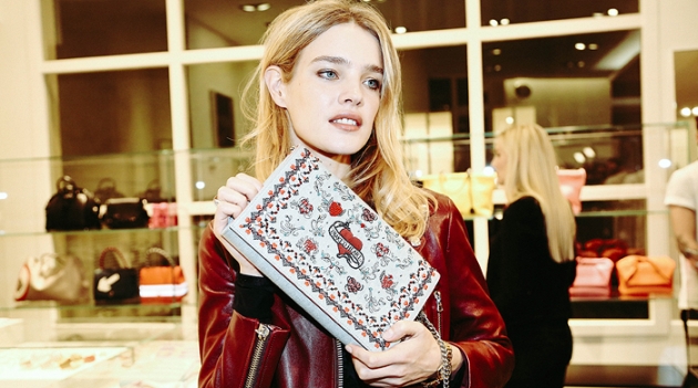 Наталья Водянова сделала сумку в помощь фонду \"Обнаженные сердца\"