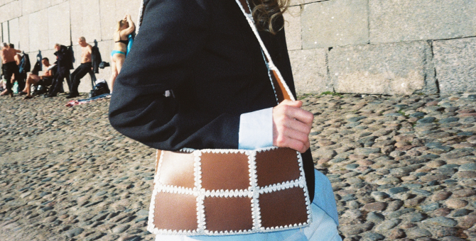 Российская марка Imakebags выпустила рукодельные сумки из остатков кожи