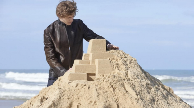 Hermès учат делать замки из песка, танцевать и носить шарфы