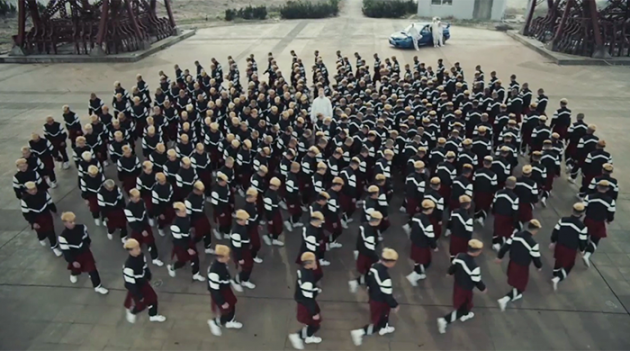 Не имей 100 рублей: 400 актеров в новом клипе Jamie xx