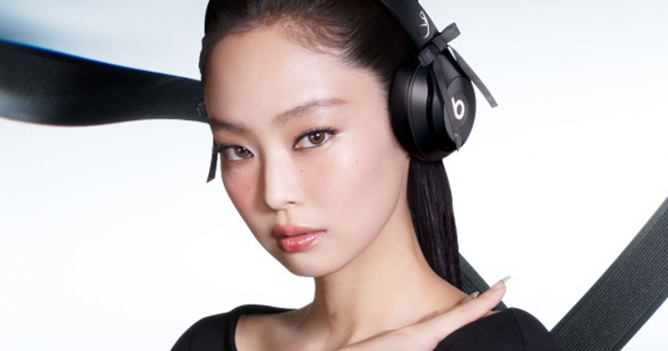 Дженни появилась в новом кампейне наушников Beats