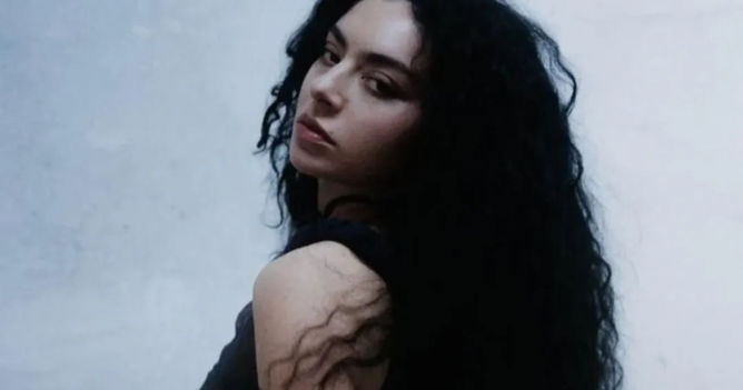 Саундтрек Charli XCX к «Грозовому перевалу» занял первое место в чарте Billboard