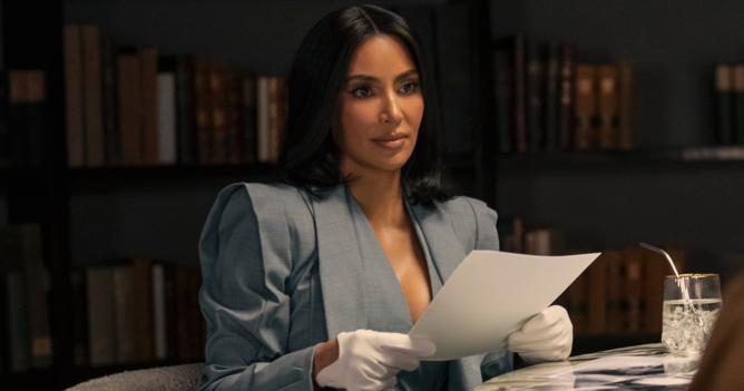 Ким Кардашьян организовала благотворительный аукцион для помощи женщинам