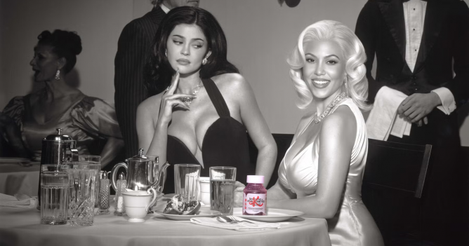 Вышла новая коллаборация Кайли Дженнер и Кортни Кардашьян-Баркер