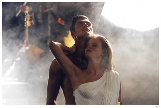 Лара Стоун примерила образ богини для Versace