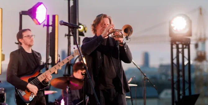 Вадим Эйленкриг и Даниил Крамер сыграли на благотворительном концерте «А-Клуба» и Solomon.help