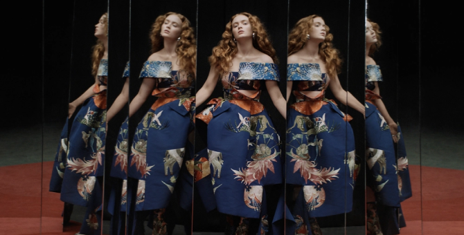 Наоми Кэмпбелл и Сэди Синк появились в новой кампании Alexander McQueen