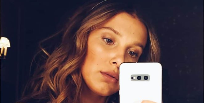 Милли Бобби Браун выступила против расизма, выложив фотографию с дочерью Анджелины Джоли