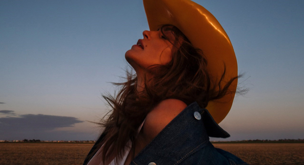 Синди Кроуфорд позирует в ковбойской шляпе и казаках в новой кампании Acne Studios