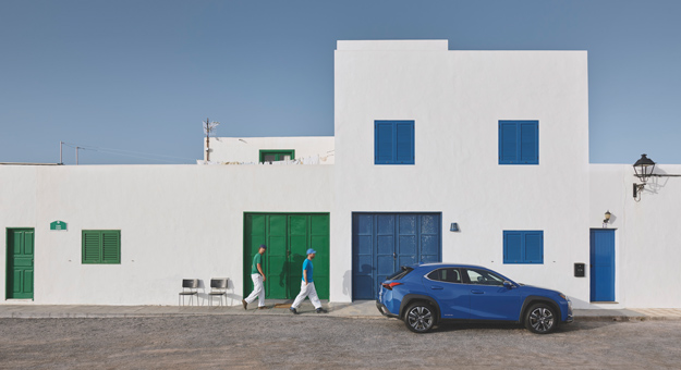 Фотограф на расстоянии срежиссировала съемку для нового Lexus UX