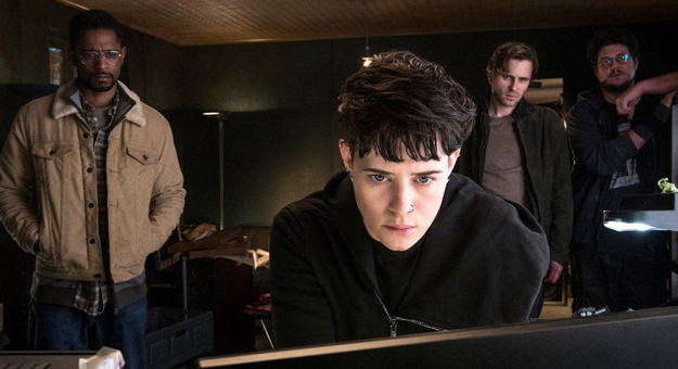 Клэр Фой катается на мотоцикле в новом трейлере «Девушки, которая застряла в паутине»