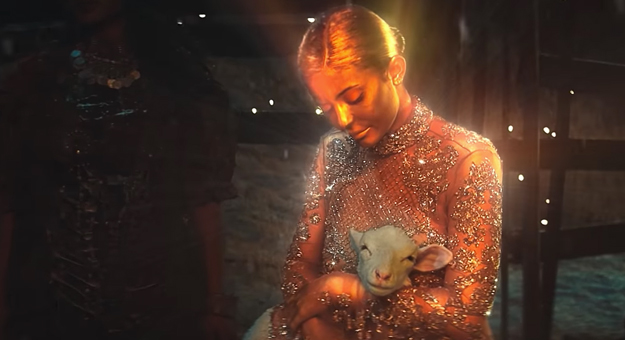 Кайли Дженнер сыграла Деву Марию в видео Трэвиса Скотта «Stop Trying to Be God»