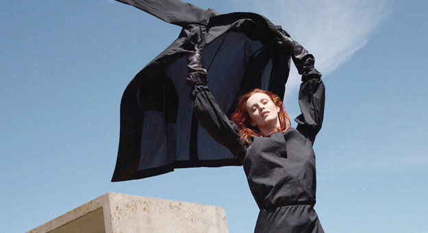 Карен Элcон позирует на фоне природы и минималистичной архитектуры в новой кампании COS