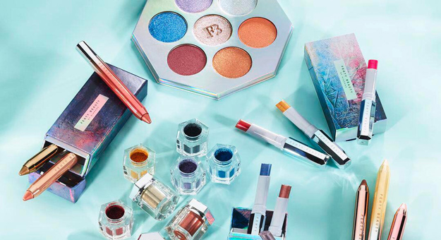 Рианна показала все средства из новой праздничной коллекции Fenty Beauty