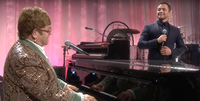 Элтон Джон выступил дуэтом с сыгравшим его в «Рокетмене» Тэроном Эджертоном