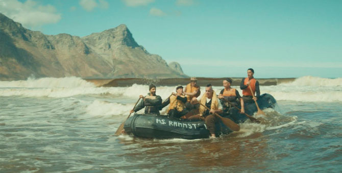 Музыканты Rammstein знакомятся с островитянами в видео на песню «Ausländer»