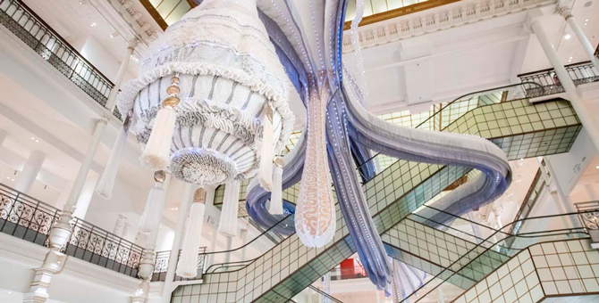 Португальская художница создала инсталляцию для Le Bon Marché