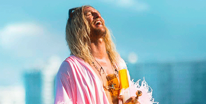 Мэттью Макконахи сочиняет стихи в трейлере комедии от сценариста «Деток»