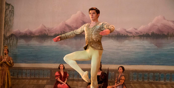 Вышел первый трейлер драмы Рэйфа Файнса о Рудольфе Нурееве