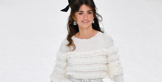 Пенелопа Крус вышла на подиум на показе последней коллекции Карла Лагерфельда для Chanel