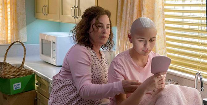 Хлоя Севиньи и Патриция Аркетт в трейлере сериала «The Act»