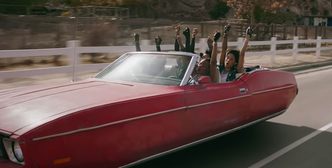 Жанель Монэ катается на красном Ford Mustang в клипе на песню «Crazy, Classic, Life»