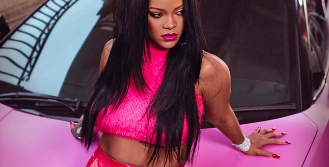 Рианна выпустила «краску» для губ неоново-розового оттенка