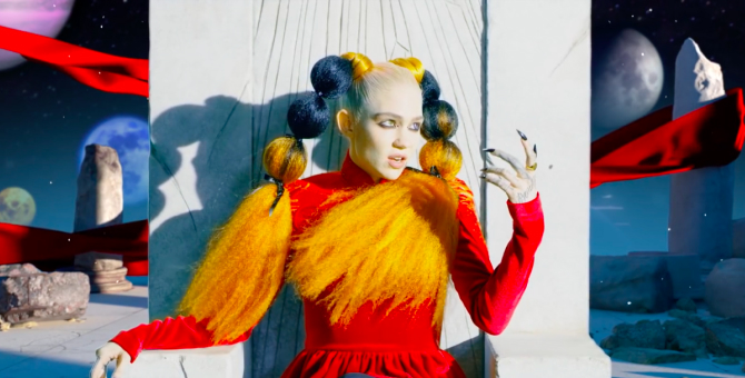 Grimes выпустила видео на новый трек «Delete Forever»