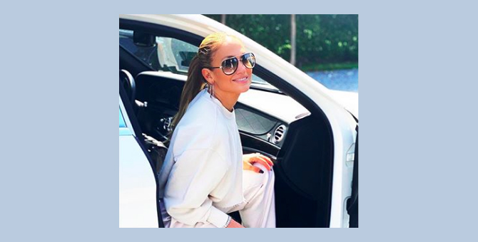 Дженнифер Лопес показала полностью белый лук с кроссовками Air Dior