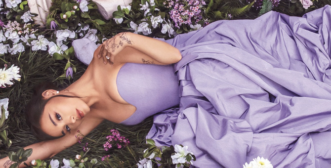 Ариана Гранде запустила продажи аромата God is a Woman