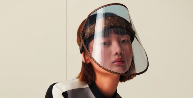 Louis Vuitton выпустил защитные экраны для лица с монограммами