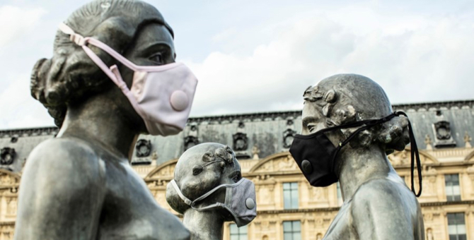 В Париже на статуи надели маски, чтобы привлечь внимание к загрязнению воздуха