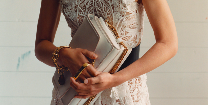 Alexander McQueen представил новую сумку The Story Shoulder