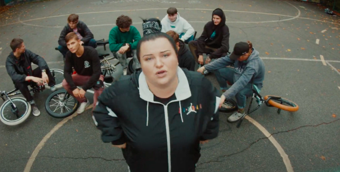 Alyona Alyona выпустила клип на трек «Район»