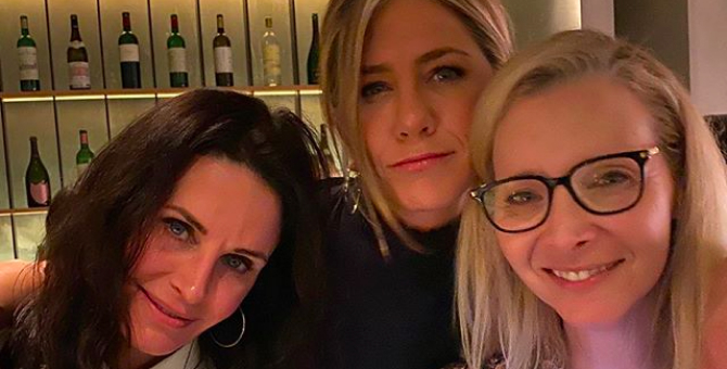 Дженнифер Энистон пропустила церемонию Critics’ Choice Awards ради встречи с Кортни Кокс и Лизой Кудроу