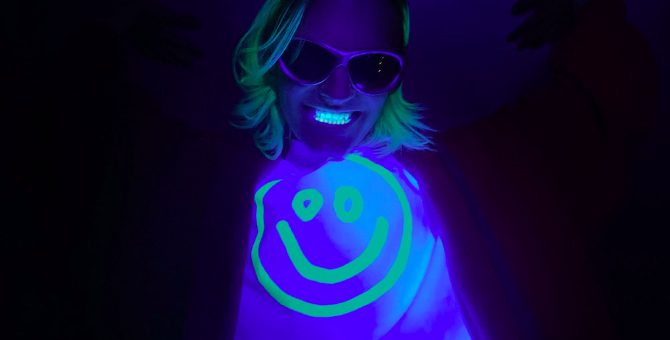 Balenciaga выпустил футболки со светящимися в темноте смайликами