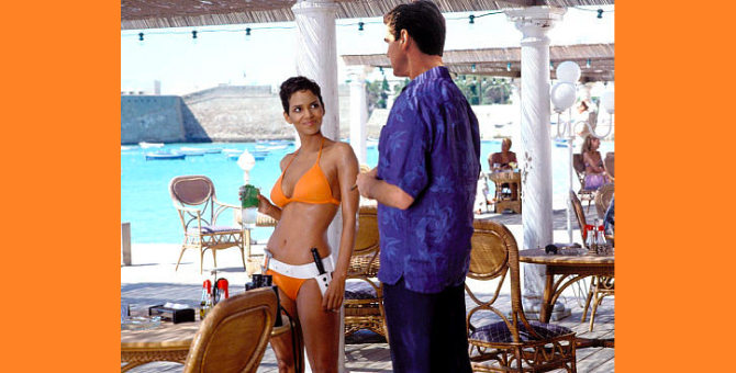 Холли Берри повторила свой пляжный образ из фильма «Умри, но не сейчас»