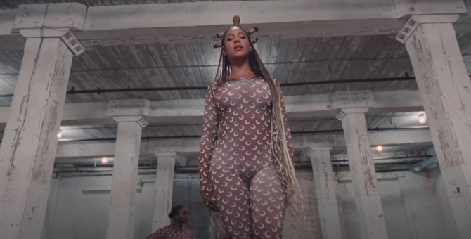 Бейонсе танцует в комбинезоне Marine Serre в клипе на трек «Already»